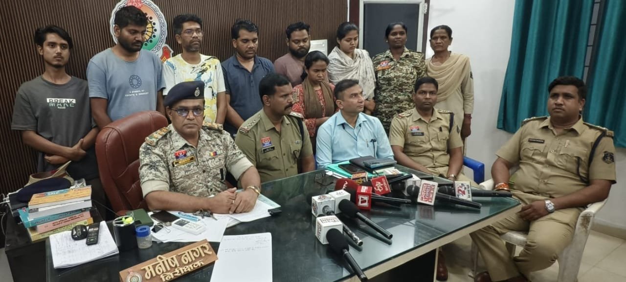 लोन दिलाने के नाम पर बड़े पैमाने पर धोखाधड़ी करने वाले गिरोह का भंडाफोड़ हुआ है।