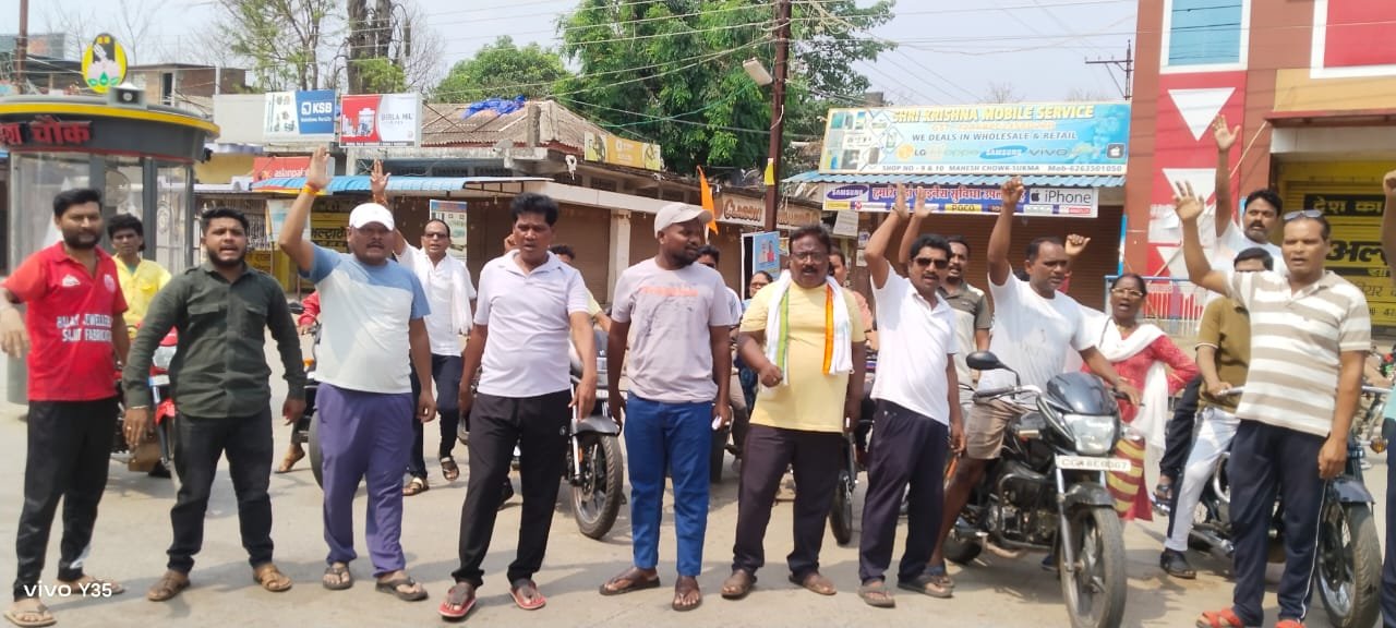 शिकायतकर्ता और पूर्व विधायक मनीष कुंजाम पर ACB और EOW द्वारा की गई कार्रवाई से नाराज बस्तरिया राज मोर्चा के कार्यकर्ताओं ने आज सुकमा जिला बंद का आह्वान किया।