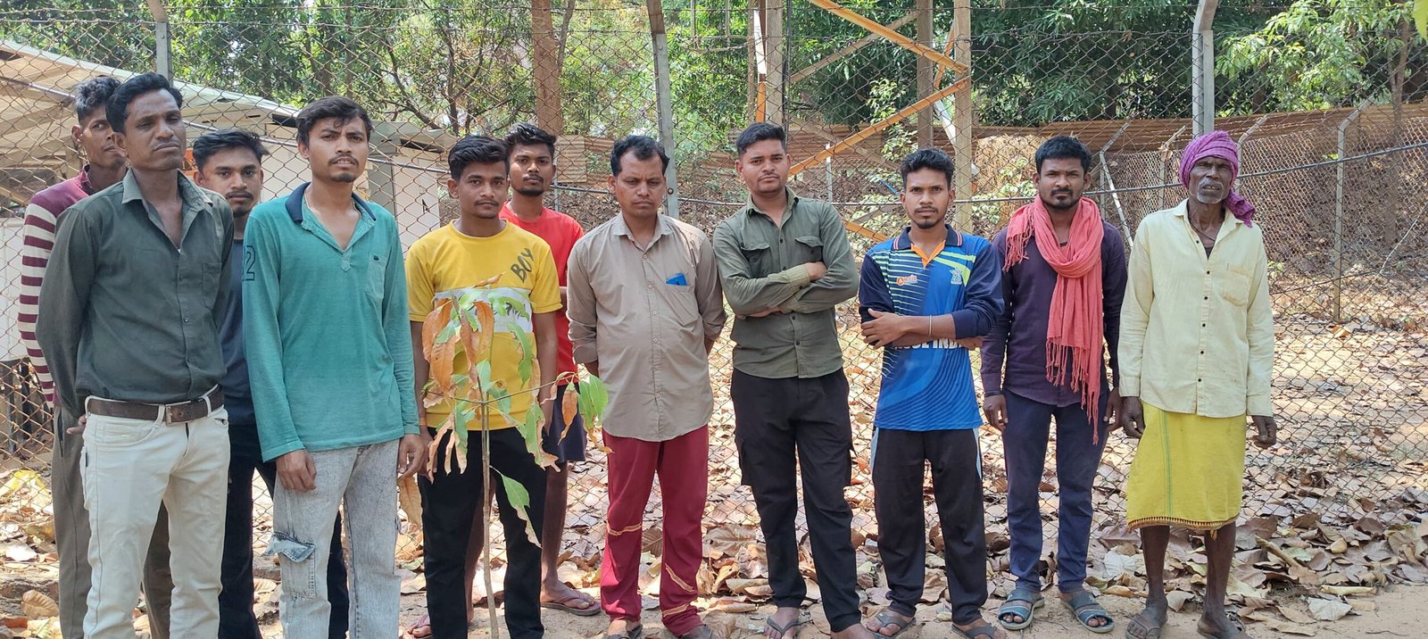 चारगांव में स्थापित बीएसएनएल टावर पिछले आठ वर्षों से बंद है। नेटवर्क की समास्या ने ग्रामीणों को अन्य निजी कंपनियों में पोर्ट करवाने में किया मजबूर
