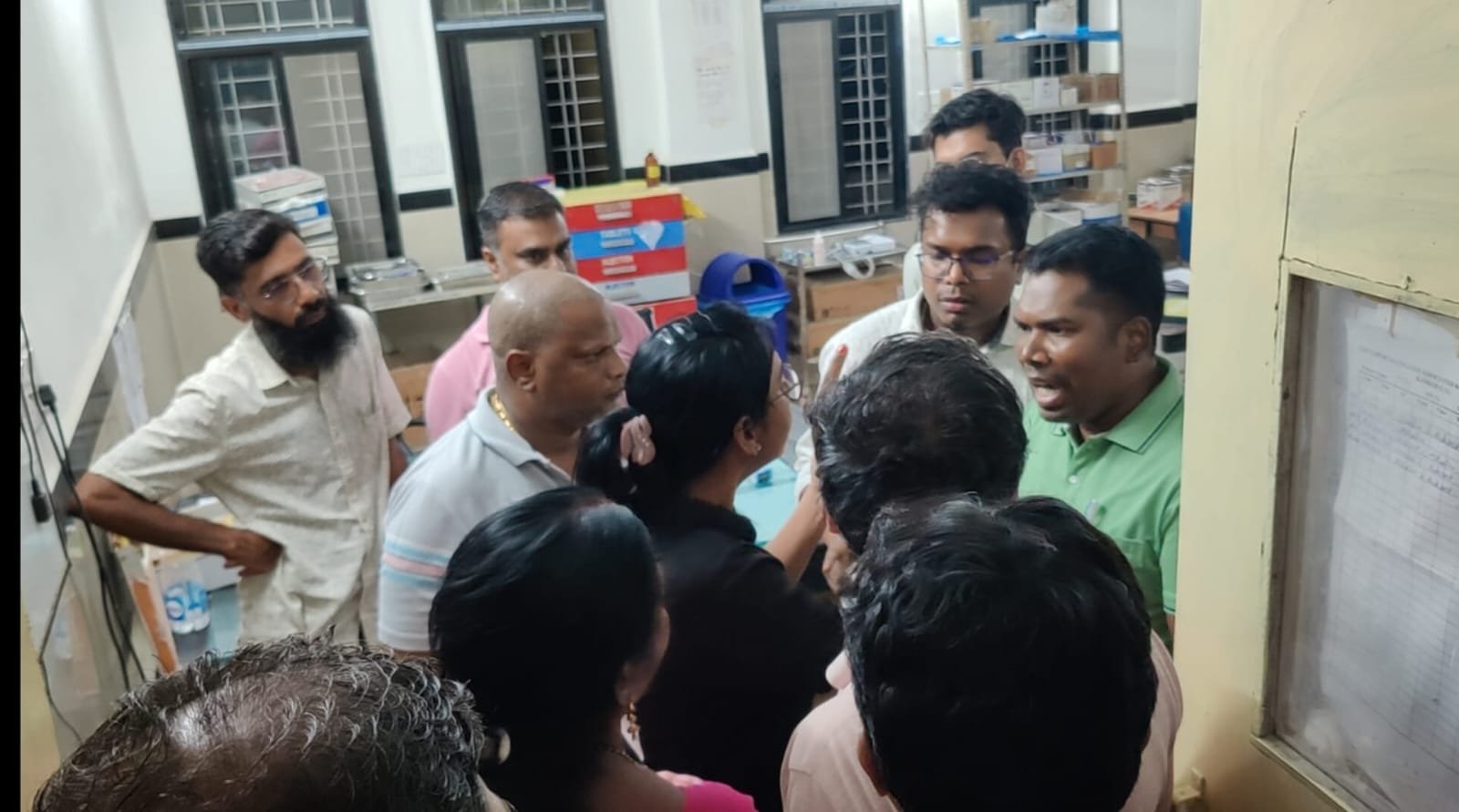 कांकेर मेडिकल कॉलेज सह जिला अस्पताल में सोमवार रात एक महिला की मौत परिजनों ने लगाया लापरवाही का आरोप