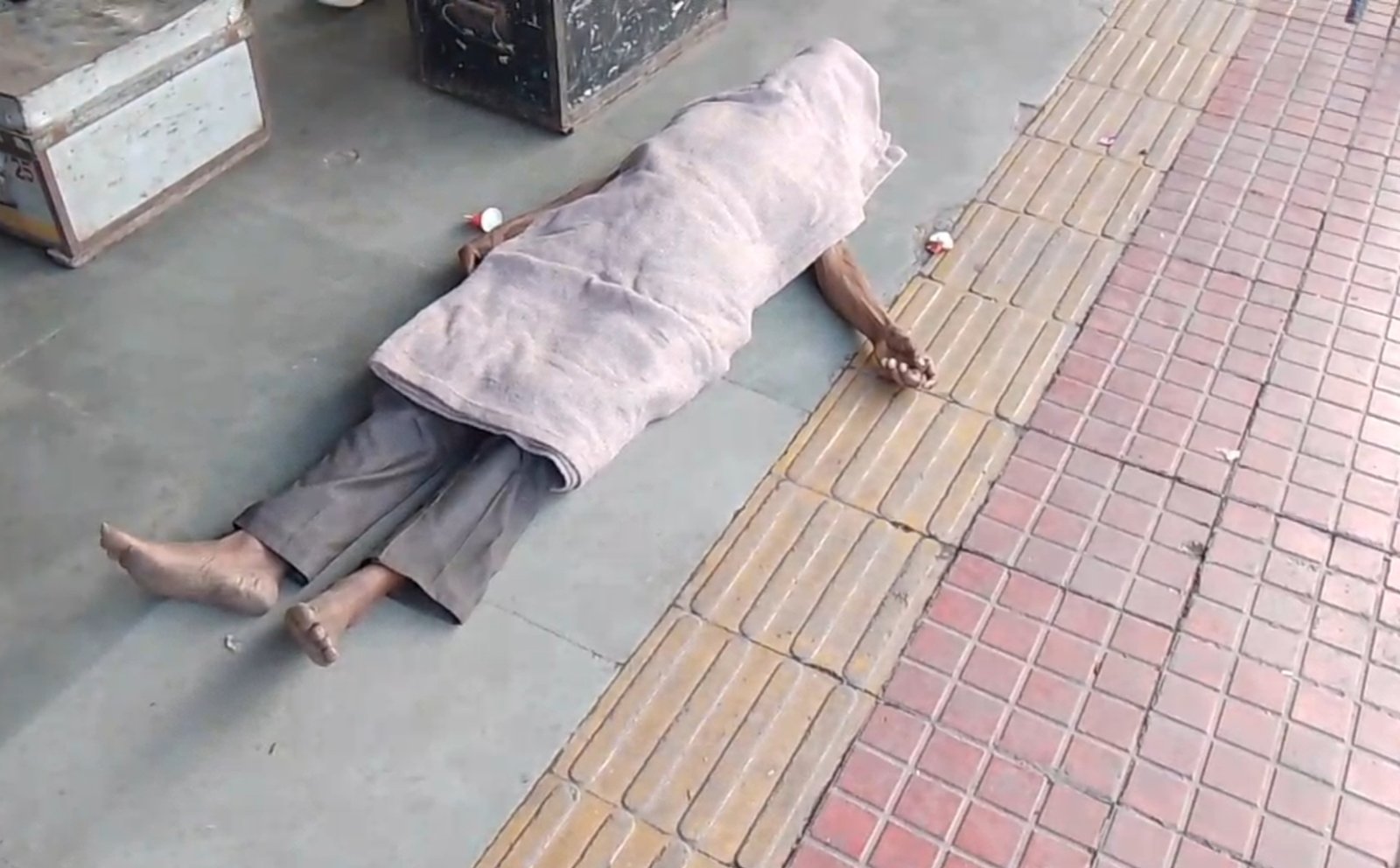 आजाद हिंद एक्सप्रेस से यात्रा कर रहे एक यात्री की अचानक तबीयत बिगड़ने से मौत हुई
