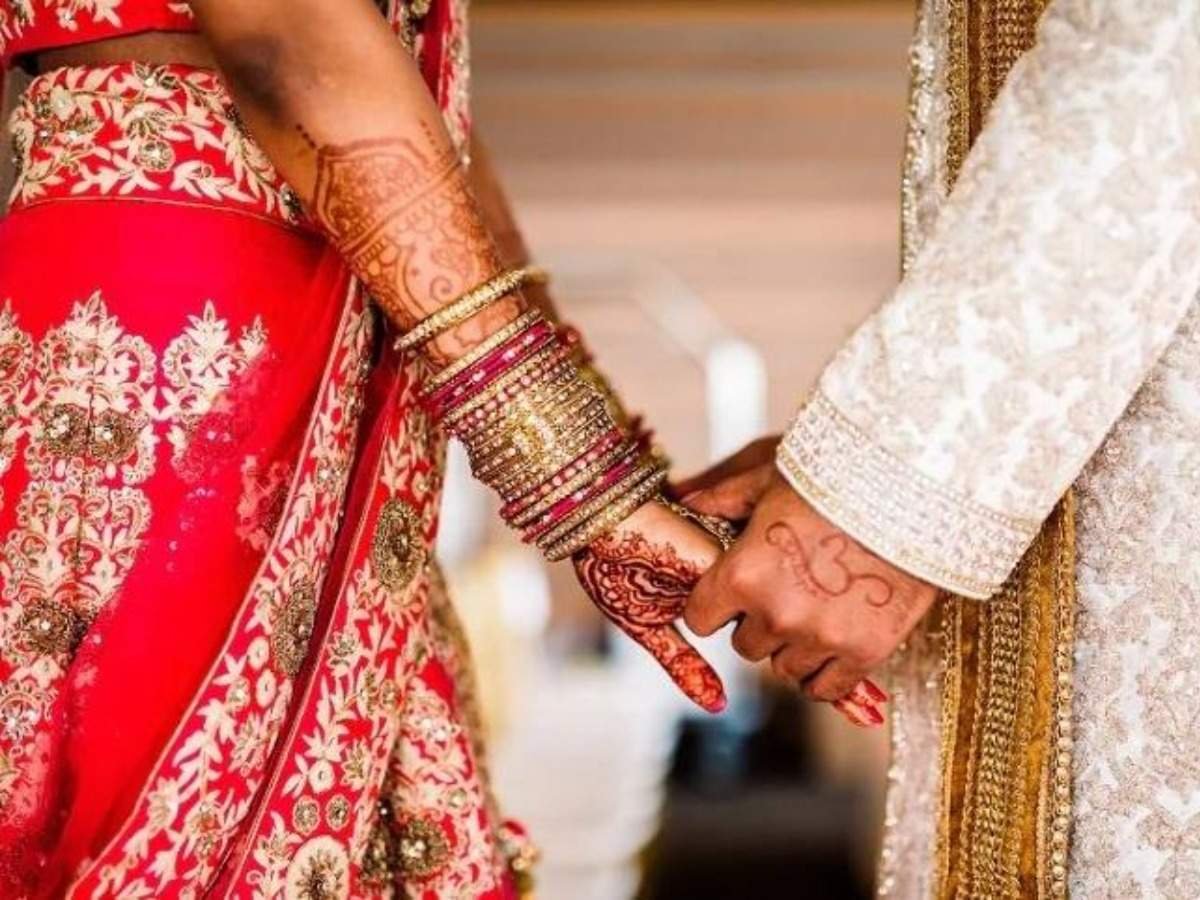 युवती ने प्रेमी के साथ मिलकर होने वाली पति की कुल्हाड़ी से नृशंस हत्या....आत्महत्या की कोशिश से खुली हत्या के राज....युवक की हत्या जंगल में दफनाया था शव