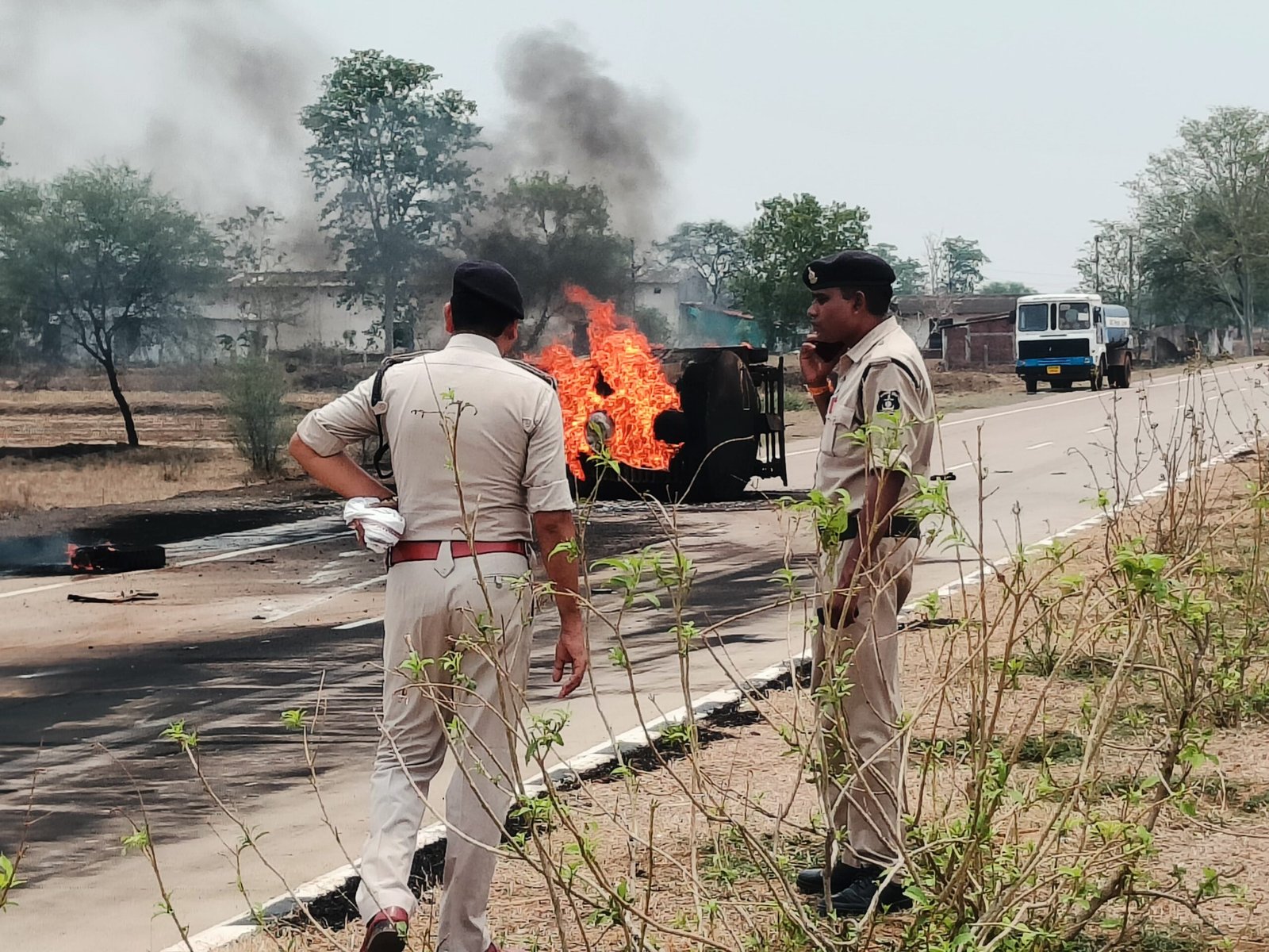 डीजल टैंकर अनियंत्रित होकर पलट आग लगने से ड्राइवर और हेल्पर के झुलसे