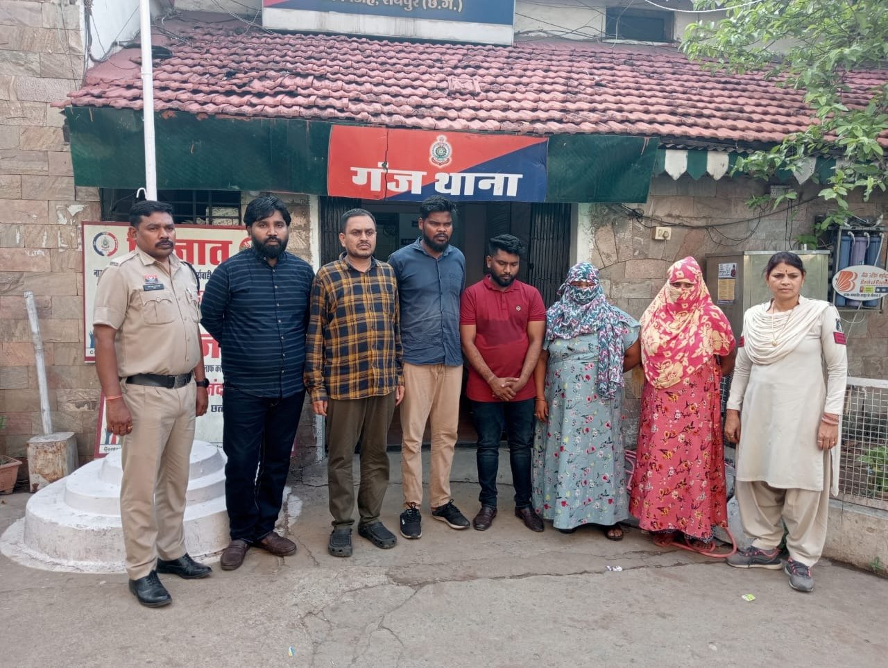 राजधानी के होटल में रंगरलियाँ मनाते कर्मचारी नेता संग बैंककर्मी गिरफ्तार