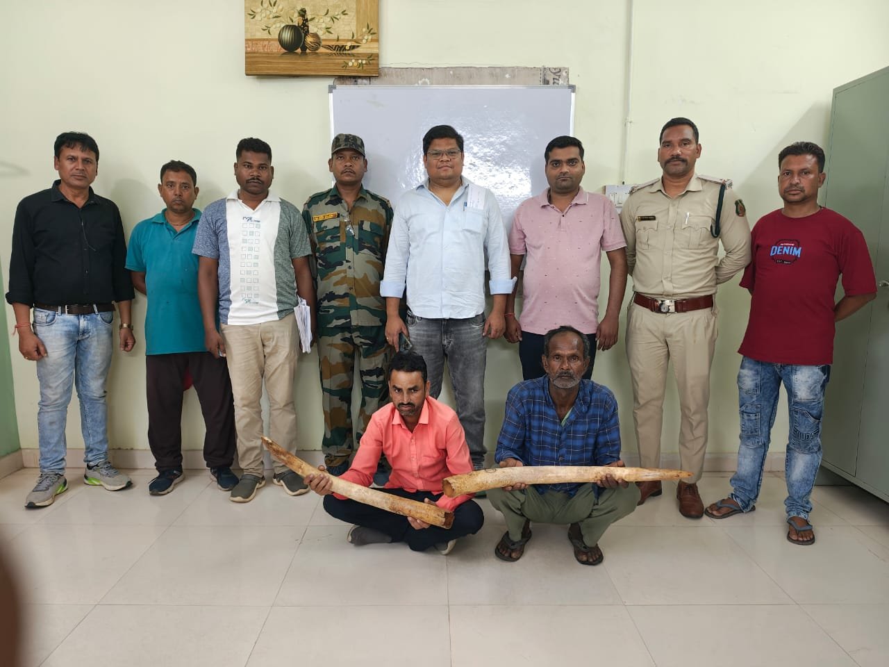 हाथी दांत के साथ 02 तस्कर गिरफ्तार,