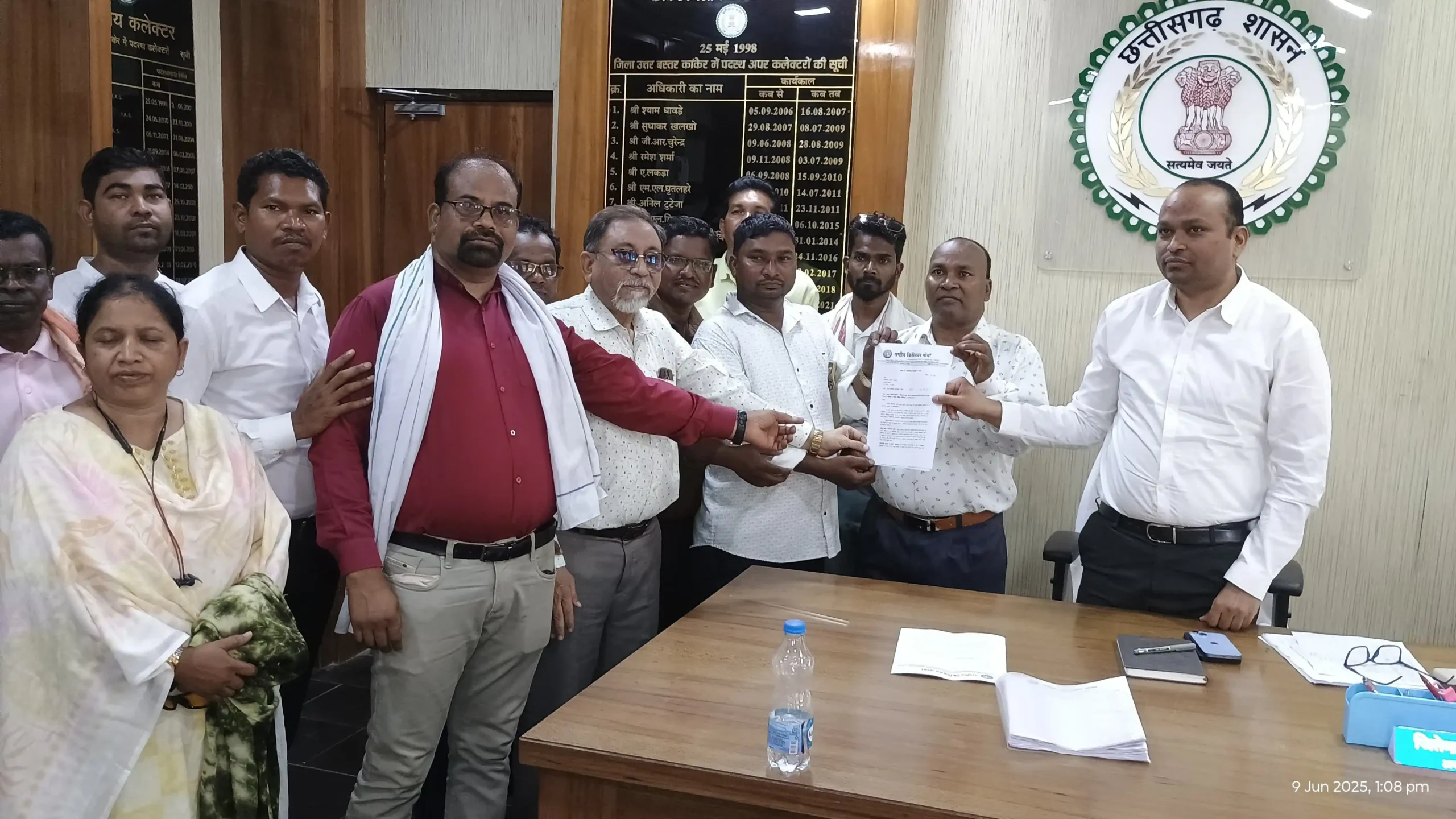 कब्रिस्तान के लिए जमीन और धार्मिक हिंसा के खिलाफ ज्ञापन सौंपा