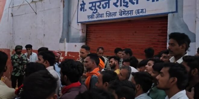 तेज आंधी से छज्जा गिरा, दो मजदूरों की हुई दर्दनाक मौत...अचानक आए तेज आंधी-तूफान के चलते राइस मिल का छज्जा गिर गया....मृतक मजदुर के परिजन कर है उचित मुआवजा की मांग