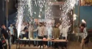 स्टेट हाईवे पर क्रेन से आतिशबाज़ी और सड़क जाम कर मनाया गया जन्मदिन, वीडियो के सोशल मीडिया पर वायरल होते ही यह मामला स्थानीय पुलिस के संज्ञान में आया।