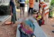 17 वर्षीय छात्रा की घर के आंगन में मंदिर में पूजा करते समय निर्ममता से कुल्हाड़ी से हमला कर हत्या कर दी गई।