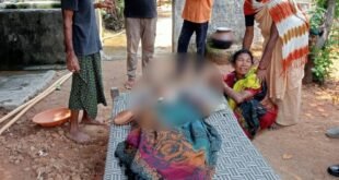 17 वर्षीय छात्रा की घर के आंगन में मंदिर में पूजा करते समय निर्ममता से कुल्हाड़ी से हमला कर हत्या कर दी गई।