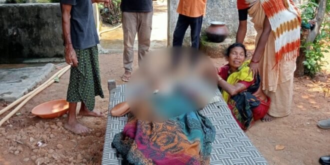 17 वर्षीय छात्रा की घर के आंगन में मंदिर में पूजा करते समय निर्ममता से कुल्हाड़ी से हमला कर हत्या कर दी गई।
