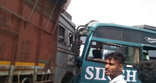 बस और ट्रक में हुई जोरदार टक्कर 15 से ज्यादा यात्री घायल