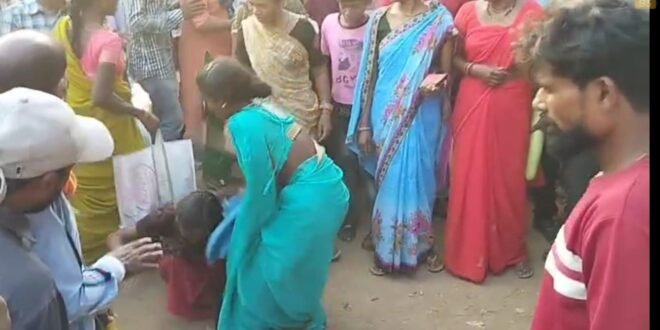 पॉकेटमार महिला रंगे हाथों पकड़ाई भीड़ ने भी जमकर धुना