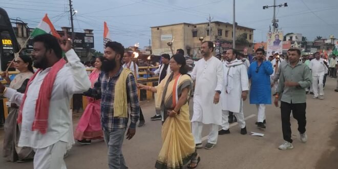 कांग्रेस का संविधान बचाओ अभियान, मशाल रैली