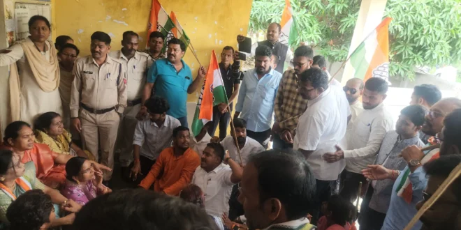 युक्तियुक्तकरण नीति के विरोध में कांकेर में कांग्रेस का हल्लाबोल, DEO कार्यालय का घेराव