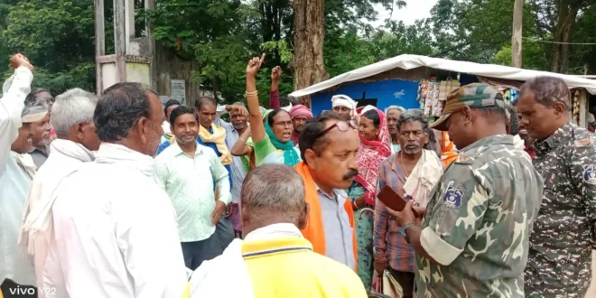 खाद की किल्लत से नाराज़ किसानों ने किया सड़कजाम
