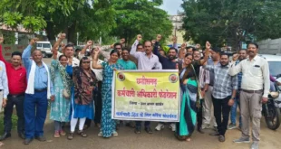 11 सूत्रीय मांगों को लेकर कलेक्टर को ज्ञापन सौंपा।