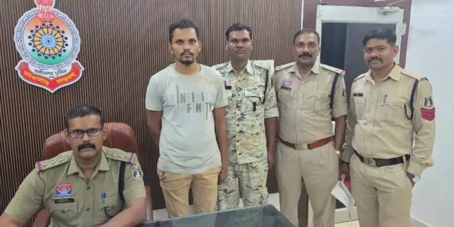 खाना न देने की बात पर नाराज़ होकर कुल्हाडी से हमला करने आरोपी गिरफ्तार