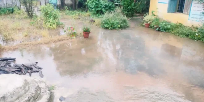 कांकेर, लाल माटवाड़ा, आंगनबाड़ी समस्या, प्राथमिक शाला, बारिश का पानी, भवन जर्जर, बच्चों की सुरक्षा, फिसलन का खतरा, शिक्षा प्रभावित, ग्रामवासी मांग, प्रशासन कार्रवाई, स्कूल मरम्मत, पानी निकासी, आपदा तैयारी, बालकों का भविष्य