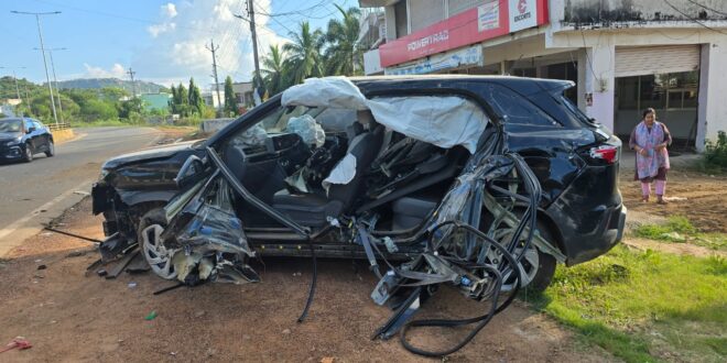 कांकेर, छत्तीसगढ़, सड़क हादसा, कांकेर रोड एक्सीडेंट, ऑक्सी वन हादसा, दीपावली हादसा, तेज रफ्तार कार, ट्रैफिक दुर्घटना, जिला अस्पताल कांकेर, घायल यात्री, कांकेर पुलिस, गोविंदपुर रोड, वाहन दुर्घटना, रोड सेफ्टी, 108 एंबुलेंस, पुलिस जांच, सड़क सुरक्षा, ट्रैफिक नियम, त्योहारों में हादसे, रोड एक्सीडेंट न्यूज, BreakingNewsKanker, ChhattisgarhNews, KankerUpdate, AccidentAlert, LocalNewsCG, SafetyFirst, KankerLive