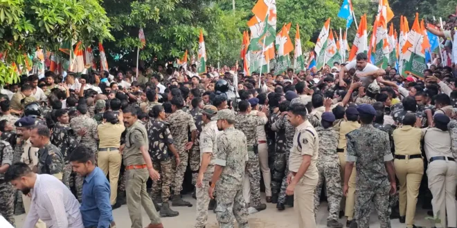 कांकेर न्यूज, छत्तीसगढ़ समाचार, बिजली दर वृद्धि, बिजली हाफ बिल योजना, कांग्रेस प्रदर्शन, युवा कांग्रेस, दीपक बैज, उदय भानु चिब, विकास उपाध्याय, सावित्री मंडावी, भाजपा सरकार, बिजली चोर गद्दी छोड़, बिजली योजना विवाद, विरोध प्रदर्शन, कांकेर पुलिस, बैरिकेडिंग तोड़, छत्तीसगढ़ राजनीति, महंगाई विरोध, राज्यपाल ज्ञापन, कांग्रेस रैली, बिजली दर विवाद, कांकेर अपडेट्स, बस्तर क्षेत्र समाचार, राजनीतिक आंदोलन, जनता की आवाज, छत्तीसगढ़ कांग्रेस, भाजपा बनाम कांग्रेस, बिजली हाफ योजना, बिजली दर बढ़ोतरी विरोध