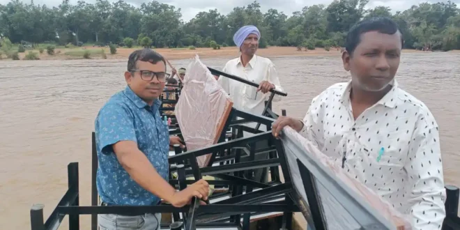 “जब शिक्षक खुद बन जाएं मिसाल 🙌 कोयलीबेड़ा की कोटरी नदी से निकली जिम्मेदारी की कहानी 🌊 #Page16_News #Bastar #Kanker #Inspiration #Education #RealHeroes”