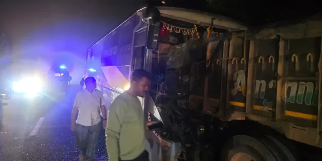 कांकेर सड़क हादसा, जंगलवार कॉलेज, महेन्द्रा ट्रेवल्स बस, ट्रक से टक्कर, यात्री घायल, बस चालक घायल, कांकेर जिला अस्पताल, छत्तीसगढ़ दुर्घटना, कांकेर ब्रेकिंग न्यूज़, यातायात पुलिस, सड़क जाम, बस एक्सीडेंट, ट्रैफिक जाम, हाईवे दुर्घटना, कांकेर थाना क्षेत्र, हादसे की जांच, छत्तीसगढ़ समाचार, रोड एक्सीडेंट, यात्री सुरक्षा, ताजा खबर