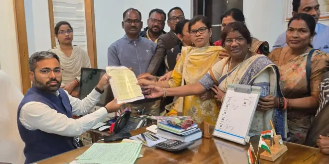 बेईमानी पर तालियाँ और ईमानदारी पर सज़ा-तब सोचिए कौन जीतेगा? ईमानदारी की कीमत चुकाई — लेकिन सम्मान नहीं छोड़ा! #ChhattisgarhNews #KankerNews #MahilaAdhikari #TeacherUnionControversy #HonestyMatters