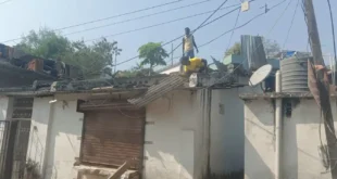 घर में जबरन घुसकर तोड़फोड़ करने वालों पे हुआ मुकदमा दर्ज..पीड़िता की शिकायत पर 40–50 लोगों के खिलाफ मुकदमा दर्ज। शिवनगर वार्ड में जबरन घर में घुसकर हुई थी तोड़फोड़ की घटना...अब घटना FIR में बदला #KankerNews #BreakingNews #LegalAction #KankerVoice #MurderThreat #JusticeForVictim #PoliceCaseFiled।