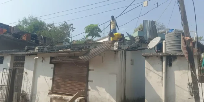 घर में जबरन घुसकर तोड़फोड़ करने वालों पे हुआ मुकदमा दर्ज..पीड़िता की शिकायत पर 40–50 लोगों के खिलाफ मुकदमा दर्ज। शिवनगर वार्ड में जबरन घर में घुसकर हुई थी तोड़फोड़ की घटना...अब घटना FIR में बदला #KankerNews #BreakingNews #LegalAction #KankerVoice #MurderThreat #JusticeForVictim #PoliceCaseFiled।