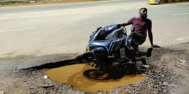 “20 करोड़ की सड़क, लेकिन एक साल में ही गड्ढों ने ली मुस्कुराहट… अब हर कदम पर हादसे का डर!” #KankerNews #NationalHighway #RainEffect #PublicSafety #ChhattisgarhNews #RoadAccident #BrokenRoads