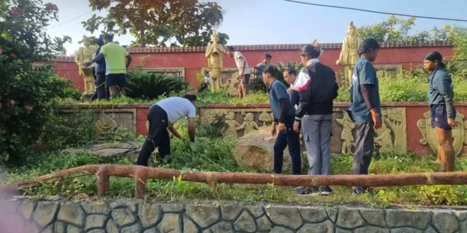 “जन सहयोग बना प्रेरणा का प्रतीक 🌿 बस्तर आर्ट स्थल को दिलाई नई पहचान—काँकेर बोला, ‘हम साफ हैं, गर्व है! #कांकेर #SwachhBharat #जनसहयोग #BastarArt #SocialChange #CleanIndia #KankerNews #SwachhtaAbhiyan