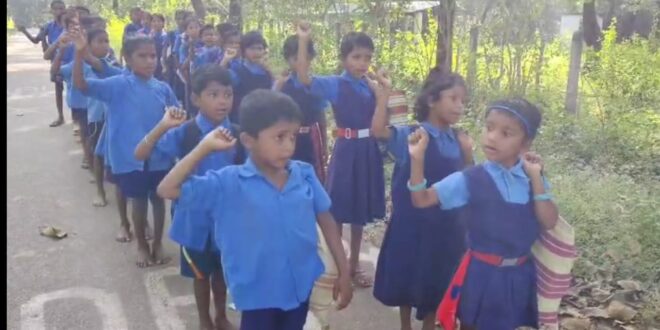 “तुरसानी के नन्हे छात्रों की बड़ी लड़ाई — शिक्षा नहीं, अब संघर्ष उनका अधिकार!” “शिक्षा विभाग सोया रहा, और बच्चों ने बजा दी बदलाव की घंटी!” #कांकेर, #Koilibeda, #Tursani, #KankerNews, #ChhattisgarhNews, #शिक्षा_विभाग, #SchoolLockdown,