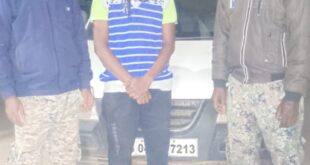 “बेटी पैदा होने की खुशी में ले जा रहा था शराब… पुलिस ने कर लिया गिरफ्तार!” मैनेजर की कार में अवैध शराब सप्लाई करते चौकीदार को रंगे हाथ पकड़ा #Page16News #KankerUpdate #CrimeReport