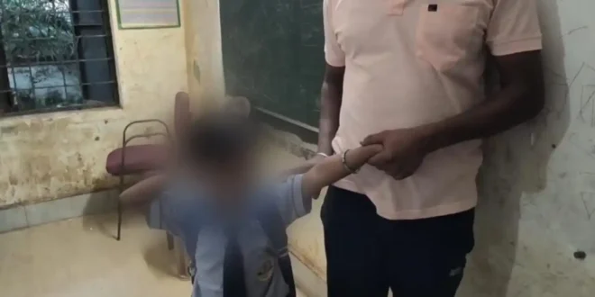 कांकेर समाचार, आत्मानंद स्कूल कांकेर, हरणगढ़ स्कूल लापरवाही, कांकेर ताजा खबर, शिक्षा विभाग छत्तीसगढ़, छात्रा कक्षा में बंद, कांकेर न्यूज़ अपडेट, स्कूल प्रशासन लापरवाही, Page16_News, कांकेर ब्रेकिंग न्यूज़, Kanker News, Chhattisgarh News, School Negligence, Education Safety, Atmanand School, Harnagar School, Child Safety, Breaking News Kanker, News Update CG