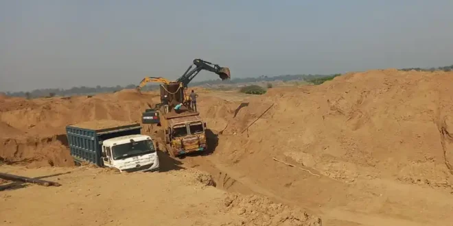 बारिश जाते ही रेत माफिया लौट आए… और प्रशासन अभी भी सो रहा है! ग्रामीण शिकायतें दे रहे… माफिया ले जा रहे रेत… सवाल-कार्रवाई कौन करेगा? #BreakingKanker #Durgukondal #News #SandMafia #IllegalMiningCG