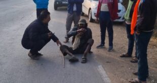 सड़क किनारे तड़पती ज़िंदगी को समाजसेवियों ने नई सांस दी। ना पहचान, ना भाषा… फिर भी बच गई एक जान।#HumanityAlive #InsaniyatZindaHai #ManavtaKiMisal