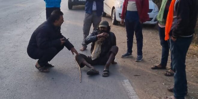 सड़क किनारे तड़पती ज़िंदगी को समाजसेवियों ने नई सांस दी। ना पहचान, ना भाषा… फिर भी बच गई एक जान।#HumanityAlive #InsaniyatZindaHai #ManavtaKiMisal