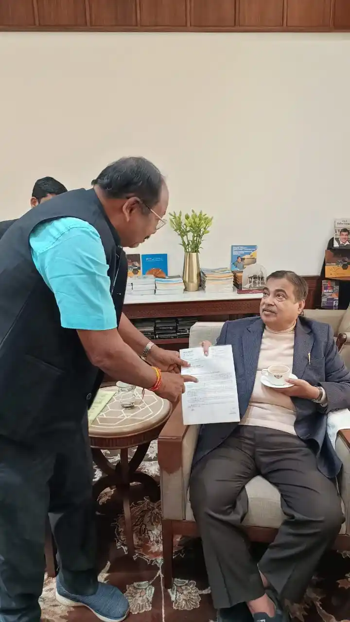 “15 साल पुरानी सड़क, अब नई उम्मीद 🚧
केंद्रीय मंत्री Nitin Gadkari से मिले पूर्व सांसद Mohan Mandavi
Bhanupratappur–Kanker main road को लेकर बड़ी पहल!”