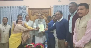 कांकेर पहुंचे पूर्व केंद्रीय मंत्री व मंडला सांसद फग्गन सिंह कुलस्ते 🤝 आदिवासी संगठनों से सीधा संवाद, शिक्षा-रोजगार-आरक्षण को लेकर 10 सूत्रीय मांग पत्र सौंपा गया।#KankerNews #FagganSinghKulaste #AdivasiSamaj #TribalIssues #EducationForAll