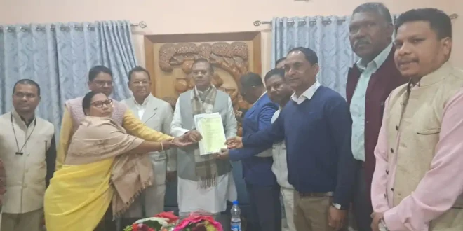 कांकेर पहुंचे पूर्व केंद्रीय मंत्री व मंडला सांसद फग्गन सिंह कुलस्ते 🤝 आदिवासी संगठनों से सीधा संवाद, शिक्षा-रोजगार-आरक्षण को लेकर 10 सूत्रीय मांग पत्र सौंपा गया।#KankerNews #FagganSinghKulaste #AdivasiSamaj #TribalIssues #EducationForAll