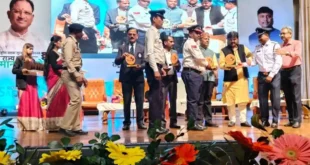 रायपुर में कांकेर यातायात पुलिस को मिला सम्मान छत्तीसगढ़ शासन ने किया प्रशस्ति पत्र व मोमेंटो से सम्मानित। #KankerPolice #RoadSafety #TrafficPolice #StateLevelAward