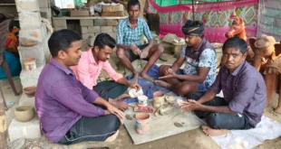 पुरस्कृत कलाकार खुले आसमान के नीचे...अतिक्रमण’ बताकर सील किया भवन आम के पेड़ के नीचे चल रहा प्रशिक्षण....प्रशासन क्यों चुप? #Kanker #TerracottaArt #ChhattisgarhNews #LocalIssue #Handicraft