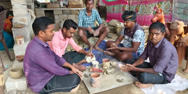 पुरस्कृत कलाकार खुले आसमान के नीचे...अतिक्रमण’ बताकर सील किया भवन आम के पेड़ के नीचे चल रहा प्रशिक्षण....प्रशासन क्यों चुप? #Kanker #TerracottaArt #ChhattisgarhNews #LocalIssue #Handicraft