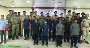 60 लाख के इनामी नक्सली ढेर नहीं, सरेंडर!...AK-47 समेत हथियार किए जमा 11 माओवादी ने छोड़ा हथियार....शांति की ओर नई कदम #Bastar #Kanker #NaxalNews #BreakingNews #Chhattisgarh