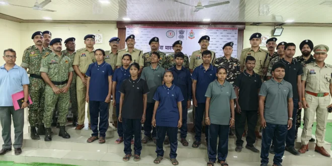 60 लाख के इनामी नक्सली ढेर नहीं, सरेंडर!...AK-47 समेत हथियार किए जमा 11 माओवादी ने छोड़ा हथियार....शांति की ओर नई कदम #Bastar #Kanker #NaxalNews #BreakingNews #Chhattisgarh