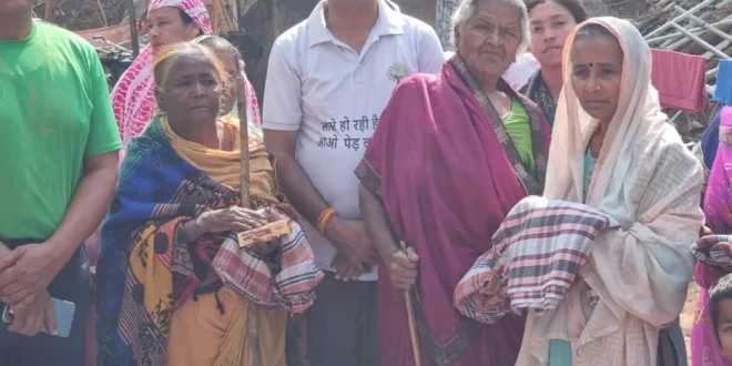 महिला दिवस पर अनोखी पहल....गरीब महिलाओं का किया सम्मान वस्त्र और उपहार किए भेंट...जन सहयोग की सराहनीय पहल #WomensDay #Kanker #SocialWork #WomenRespect #ChhattisgarhNews