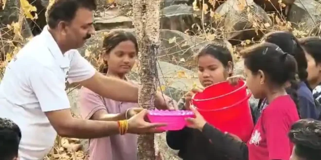 भीषण गर्मी में पहल...पशु-पक्षियों के लिए जलपात्र गढ़िया पहाड़ पर रखे गए पानी के बर्तन....जन सहयोग की सराहनीय पहल #Kanker #SocialWork #AnimalCare #SaveBirds #ChhattisgarhNews