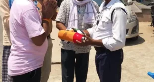 तपती गर्मी में ट्रैफिक जवानों को सहारा....जन सहयोग की सराहनीय पहल धूप में खड़े जवान… मदद को आगे आया समाज...दिल जीत लेने वाली तस्वीर #Humanity #Kanker #Respect #SocialWork #Chhattisgarh