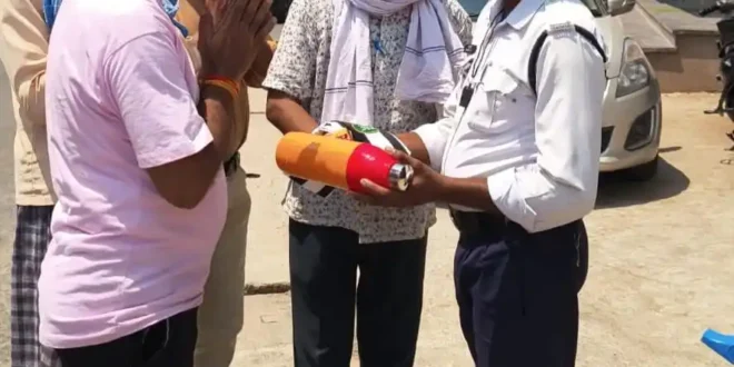 तपती गर्मी में ट्रैफिक जवानों को सहारा....जन सहयोग की सराहनीय पहल धूप में खड़े जवान… मदद को आगे आया समाज...दिल जीत लेने वाली तस्वीर #Humanity #Kanker #Respect #SocialWork #Chhattisgarh